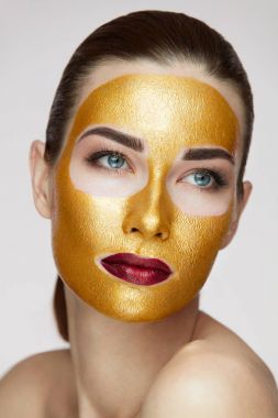Kadın yüz tedavi. Çekici kadın, güzellik altın maske 