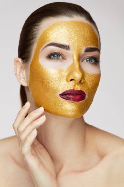 Kozmetik ürün. Altın maske yüz dokunmadan ile güzel kız