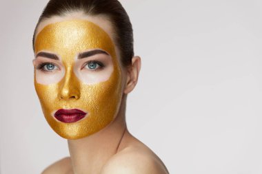 Kadın yüz tedavi. Çekici kadın, güzellik altın maske 