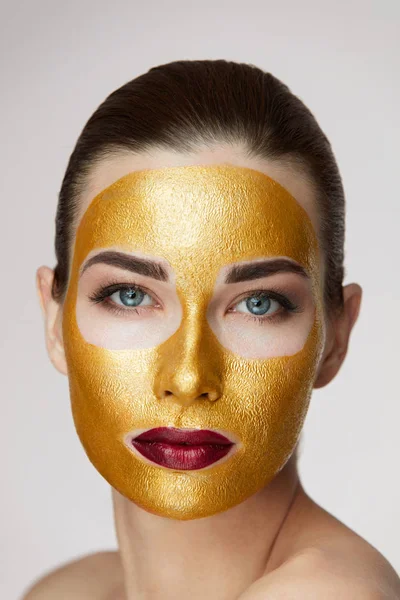 Kosmetik Kecantikan. Wanita Muda Dengan Topeng Wajah Emas Pada Kulit Lembut — Stok Foto