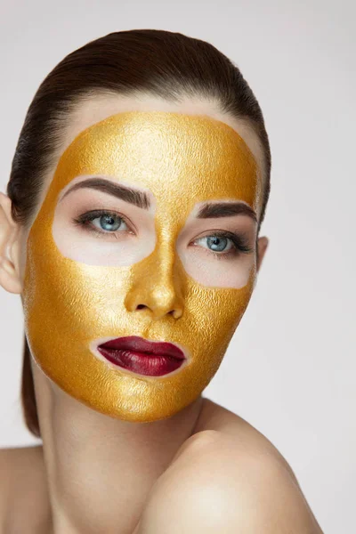 Vrouw gezicht behandeling. Aantrekkelijke vrouw met schoonheid Golden Mask — Stockfoto