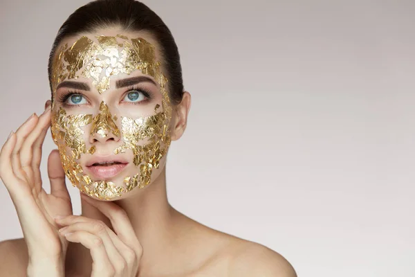 Vrouw gezicht schoonheidsproduct. Portret van een meisje met cosmetische masker — Stockfoto
