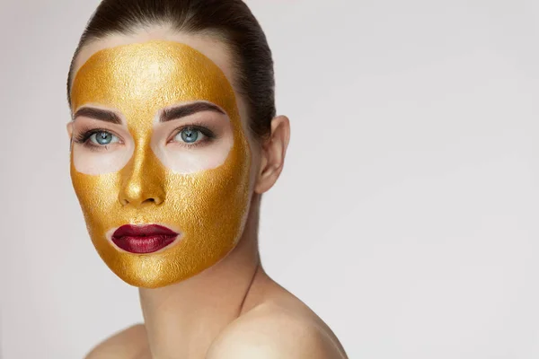 여자 얼굴 치료입니다. 매력적인 여성 아름다움 황금과 마스크 — 스톡 사진