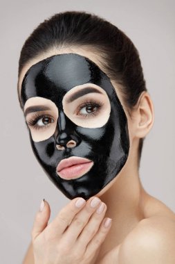 Güzellik cilt bakım ürünü. Siyah maske Peeling ile kadın portre