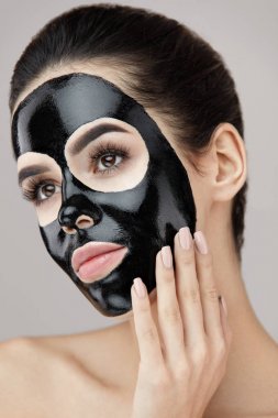 Güzellik cilt bakım ürünü. Siyah maske Peeling ile kadın portre