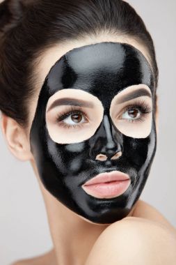 Kozmetik. Güzel erkek yüz cilt üzerinde siyah kabuğu maskesi