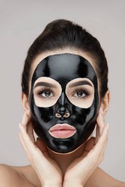 Kadın yüz doğal makyaj ve siyah maske cilt soyma
