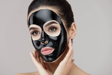 Kadın yüz doğal makyaj ve siyah maske cilt soyma