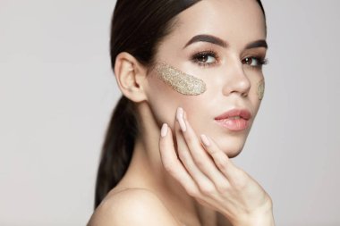 Kadın yüz cilt bakımı. Kozmetik ameliyat maskesi ile güzel kız