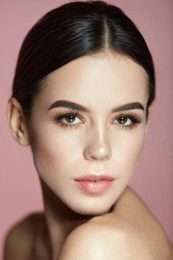 Güzellik makyaj. Muhteşem bir kadın yüzü yumuşak deri ile closeup