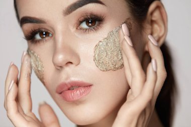 Kadın yüz cilt bakımı. Tatlı güzel kadın uygulama Scrub