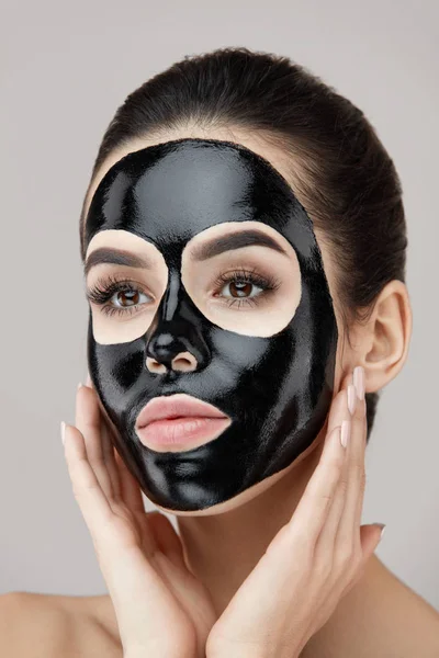 Woman Beauty Face Care. Girl Applying Black Peeling Mask On Skin — Stock Photo, Image