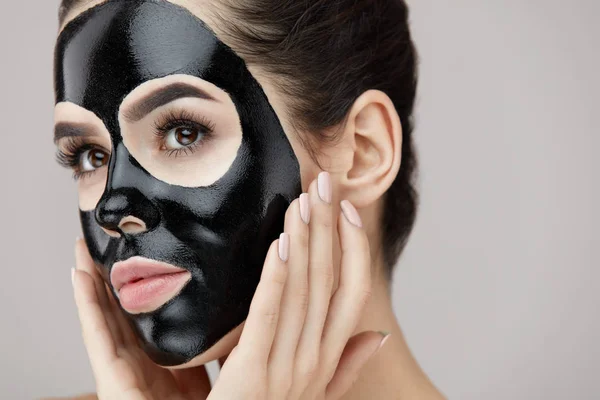 Γυναίκα ομορφιά περιποίηση προσώπου. Κορίτσι, εφαρμογή Peeling μαύρη μάσκα στο δέρμα — Φωτογραφία Αρχείου
