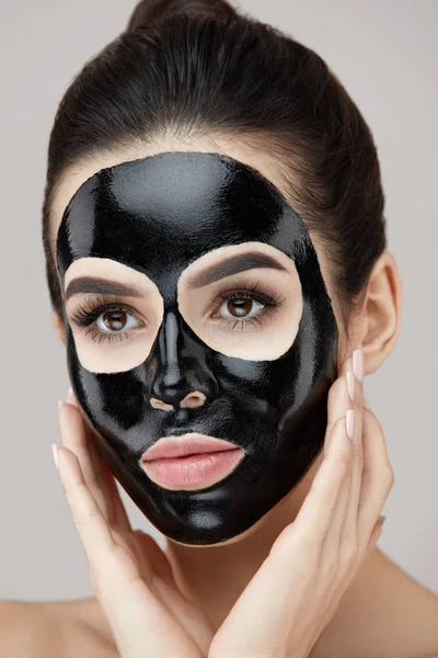 Kobieta uroda Pielęgnacja twarzy. Dziewczyna zastosowania filtra Maska czarny Peeling na skórę — Zdjęcie stockowe