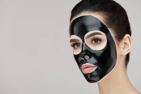 Beauty Face Care. Stående kvinna med svart Peel Mask på hud — Stockfoto