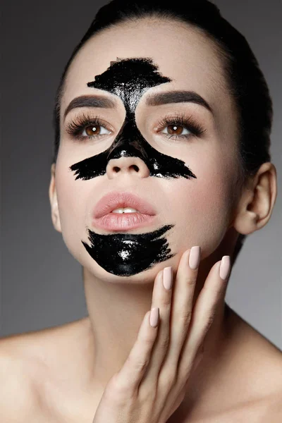 Cosméticos de belleza. Mujer con piel negra cuidado máscara de piel en la cara . — Foto de Stock