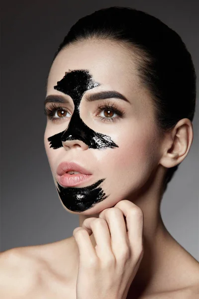 Beauty cosmetica. Vrouw met zwarte huid zorg Peel masker op het gezicht. — Stockfoto