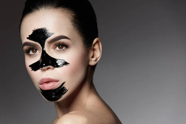 Kosmetik Kecantikan. Perempuan Dengan Kulit Kulit Hitam Peel Mask On Face . — Stok Foto