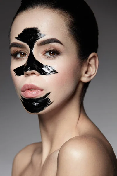 Beauty cosmetica. Vrouw met zwarte huid zorg Peel masker op het gezicht. — Stockfoto