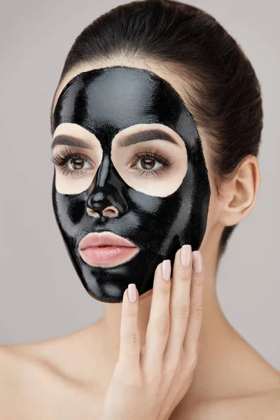 Schoonheidsproduct van de huidzorg. Portret vrouw met zwart masker Peeling — Stockfoto