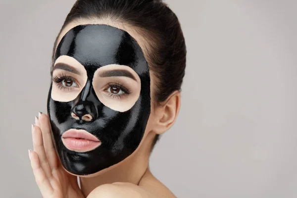 Női szépség arc bőr kezelésére. Lány fekete Peeling maszk — Stock Fotó