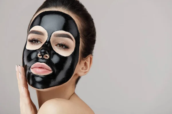 Fêmea beleza rosto tratamento da pele. Menina com preto peeling máscara — Fotografia de Stock