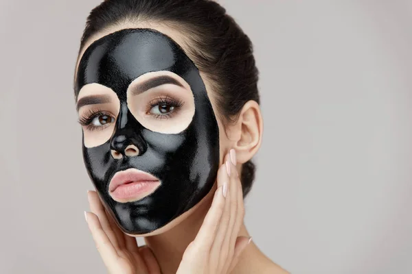 Vrouw gezicht met natuurlijke make-up en zwart masker op huid Peeling — Stockfoto