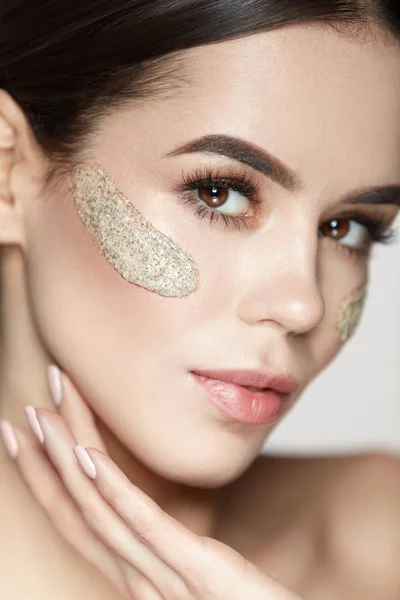 Frau Gesichtspflege. schönes Mädchen mit kosmetischer Peelingmaske — Stockfoto