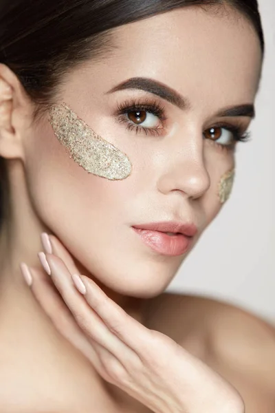 Frau Gesichtspflege. schönes Mädchen mit kosmetischer Peelingmaske — Stockfoto