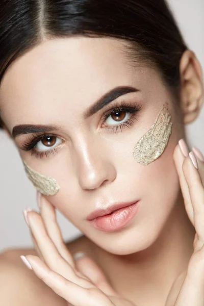 Schönheitskosmetik. junge Frau mit Peelingmaske im Gesicht — Stockfoto