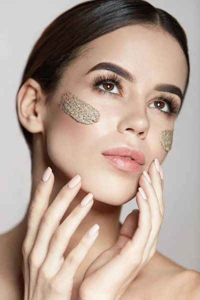 Cosméticos Beauty Skin. Mujer joven con máscara de exfoliante en la cara — Foto de Stock