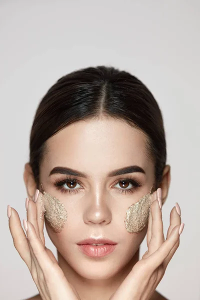 Frau Gesichtspflege. Nahaufnahme schöne weibliche Anwendung Peeling — Stockfoto