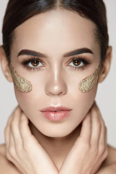 Beauty Skin Scrub. Chica con rayas de máscara cosmética en la cara —  Fotos de Stock