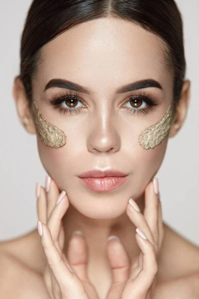 Beauty huid Scrub. Meisje met strepen van cosmetische masker op het gezicht — Stockfoto