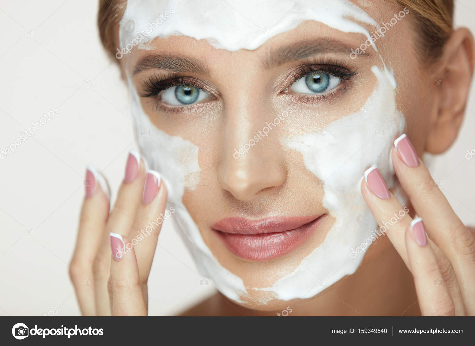 Le lavage de visage. Femme appliquant un produit cosmétique sur le visage  de beauté image libre de droit par puhhha © #159349540