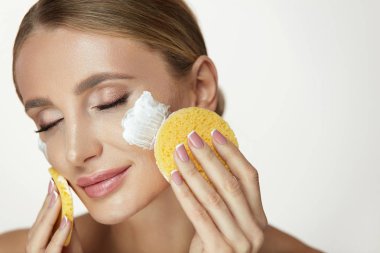 Güzellik yüz kozmetik. Seksi kız yüz köpük ile cilt temizliği