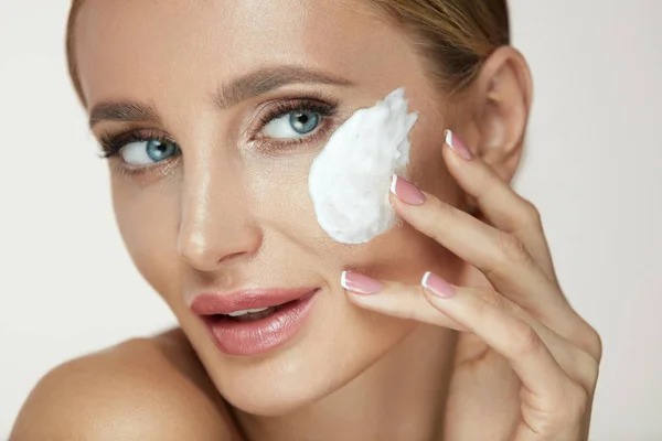 Kvinna ansikte hudvård. Vackra leende kvinna med Facial Foam — Stockfoto