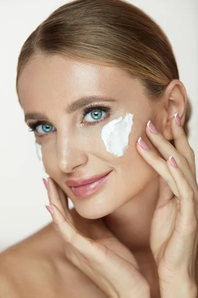 Beauty hudvård. Närbild flicka rengöring huden med Foam Wash — Stockfoto