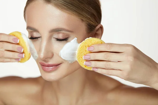 Kosmetika pro tvář krása. Sexy dívka čištění pleti obličeje pěnou — Stock fotografie