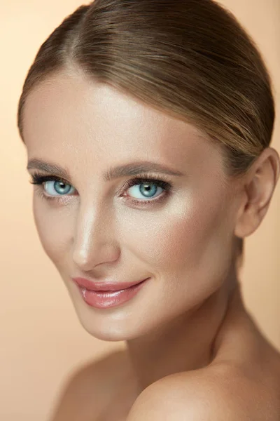 Make-up Schönheit Gesicht. Nahaufnahme weiblich mit natürlichem Glamour-Make-up — Stockfoto