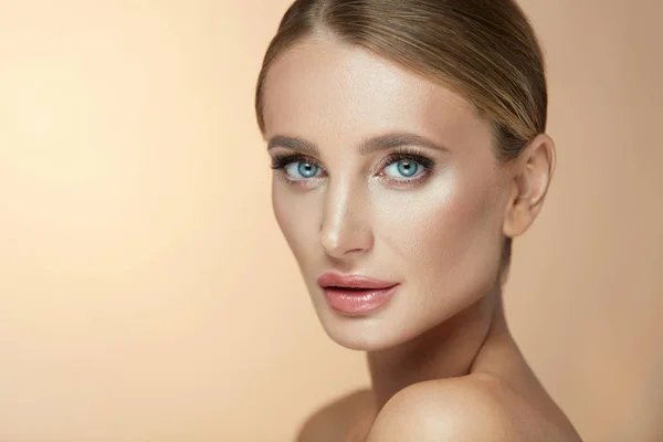 Make-up Schönheit Gesicht. Nahaufnahme weiblich mit natürlichem Glamour-Make-up — Stockfoto