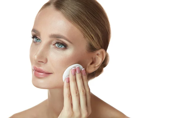 Närbild sexiga kvinnliga ansikte med bomullspad, att ta bort Makeup — Stockfoto