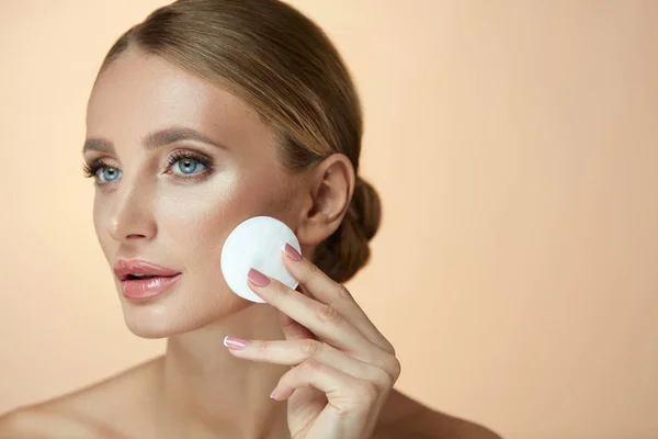 Närbild sexiga kvinnliga ansikte med bomullspad, att ta bort Makeup — Stockfoto