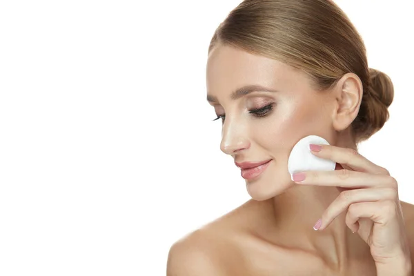 Hudvård för ansiktet. Sexig kvinnlig modell att ta bort Makeup från ansikte — Stockfoto