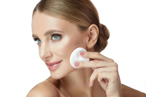 Zorg van de huid van het gezicht. Sexy vrouwelijke Model verwijderen van make-up van gezicht — Stockfoto