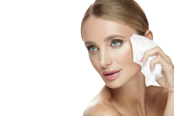 Ansiktsvård. Leende kvinna bort Makeup, rengöring hud i ansiktet — Stockfoto