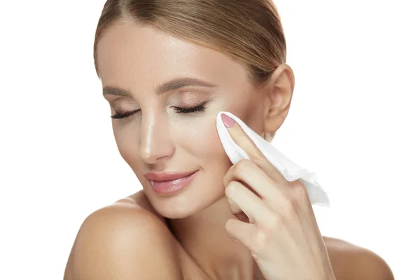 Cuidado com o rosto. Mulher sorridente removendo maquiagem, limpeza da pele facial — Fotografia de Stock