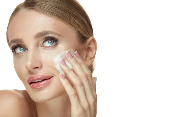 Detergente facciale per la pelle. Sexy ragazza lavaggio viso con schiuma di sapone — Foto Stock
