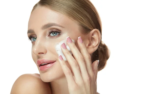 顔の皮膚の洗剤。石鹸の泡で顔を洗うセクシーな女の子 — ストック写真