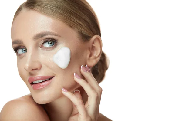 Beauty hudvård kosmetika. Vacker ung kvinna med skum på ansikte — Stockfoto